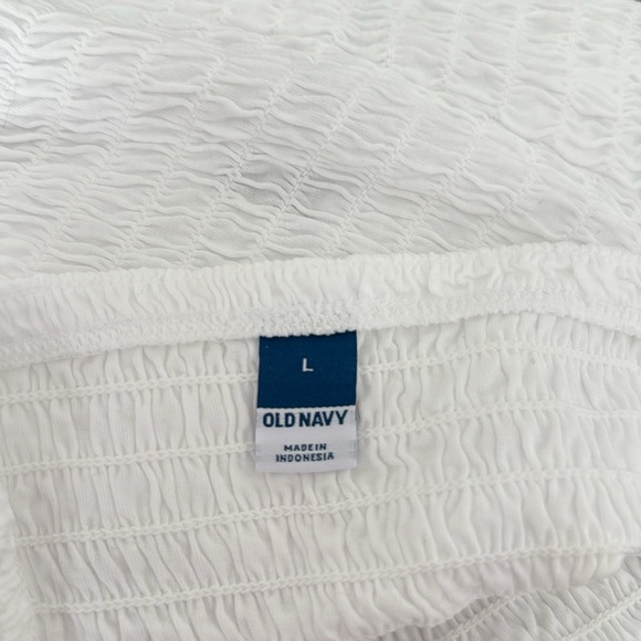 Women’s Old Navy White Sleeveless Smocked Crop Top - Picture 2 of 5